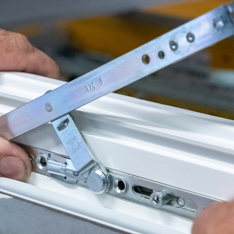 wymiana elementu okucia okna